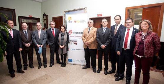 La presidenta de la Autoridad Portuaria de Sevilla, Carmen Castreño, y el rector de la Universidad de Sevilla, Antonio Ramírez de Arellano, han presentado el proyecto Tecnoport 2025.