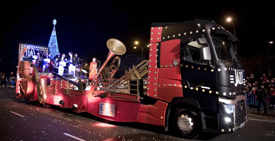 La gama T de Renault Trucks transport&oacute; la carroza del Jazz en la cabalgata de los Reyes Magos de Madrid