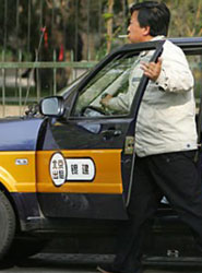 China prohíbe ‘apps’ de taxis como Uber a las que considera ilegales.