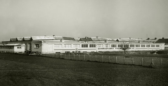 El 9 de septiembre de 1915 la empresa Zahnradfabrik GmbH, con sede en Friedrichshafen, fue inscrita en el registro mercantil de la localidad de Tetnang.