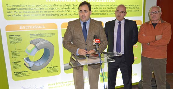 De izquierda a derecha: Francisco Núñez Núñez, Alcalde de Almansa, Javier de Jesús Landesa, director operativo de TNU y Pascual Blanco López, Concejal de Medio Ambiente.