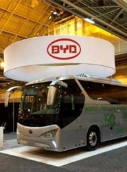 El BYD C9 presentado en la United Motor Coach Association Expo.