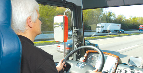 Un conductor al volante durante su ruta.