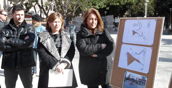 Isabel Bonig durante la presentación del proyecto 'Remodelación de jardín y construcción de glorieta en calle Santa Bárbara de Elda'.