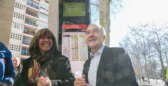 El vicepresidente de Transportes del AMB, Antoni Poveda, y la alcaldesa de l'Hospitalet, Núria Marín, en la inauguración del primer PIU colocado en el ámbito metropolitano (barrio de Bellvitge de l'Hospitalet).