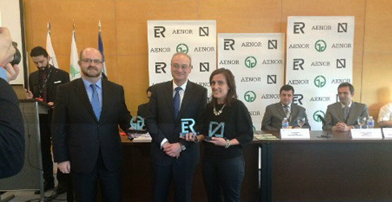 Semura Bus recibe en Fitur las certificaciones de calidad Aenor otorgadas al servicio de transporte urbano