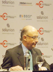 El ministro de Hacienda, Cristóbal Montoro, acudió al cierre de la Cumbre.