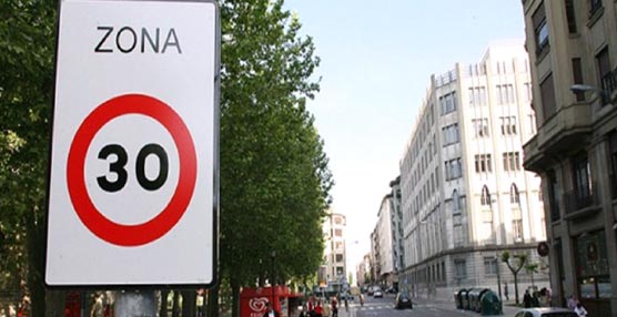 Según se recoge en el informe 'Ventajas de la reducción de velocidad de 50 a 30 km/h en determinadas zonas urbanas', reducir la velocidad media un 5% reduciría las cifras de accidentes con heridos un 10% y un 20% en los mortales. 