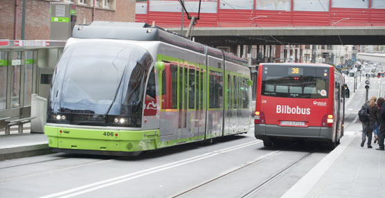 Un autobús de Bilbobus circula junto a un tranvía, por las calles de la capital vizcaína.