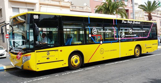 Un autobús de la compañía Guaguas Municipales.