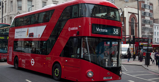 Los nuevos autobuses 'Routemaster' que se incorporan a la flota londinense tambi&eacute;n operaran en las l&iacute;neas 55 y 15