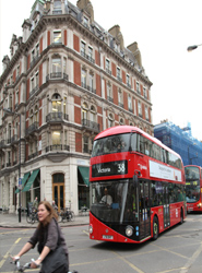 Los nuevos autobuses 'Routemaster' que se incorporan a la flota londinense también operaran en las líneas 55 y 15