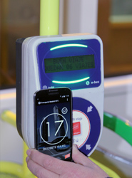 Se creará un dispositivo para que pagar con el móvil en los autobuses de la EMT y en el metro de Madrid sea posible