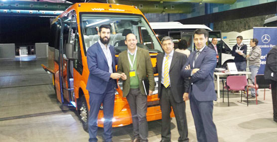 Car-bus.net aprovecha la jornada de Apetam para entregar un Spica a Viaja en Minibús