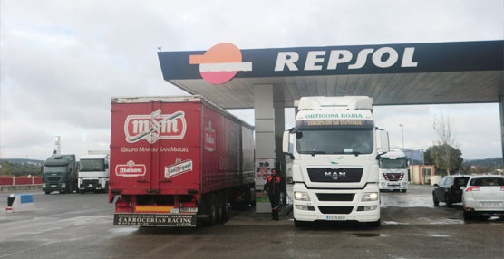 Camiones repostando en una estación de servicio.