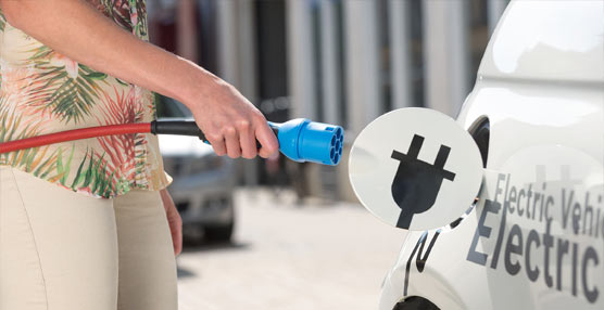 Un coche eléctrico es cargado en un punto de recarga de Bosch.