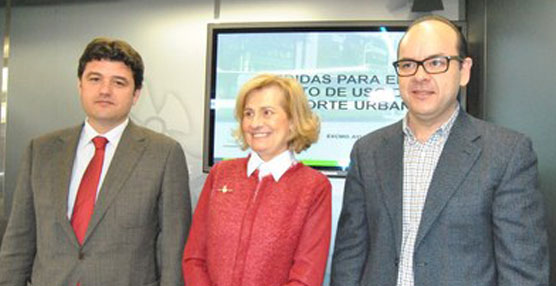 La Alcaldesa de Albacete, Carmen Bayod acompañada por el Concejal de Movilidad Urbana, Francisco Navarro, y el Concejal de Hacienda, Juan Carlos López Garrido.