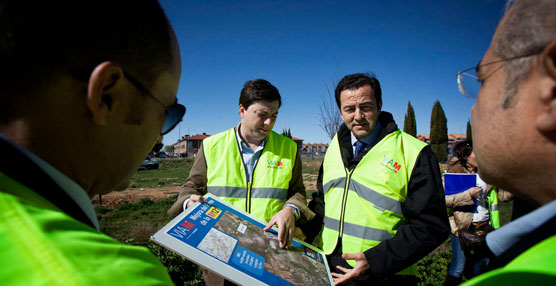 El consejero de Transportes, Infraestructuras y Vivienda, Pablo Cavero en el comienzo de los trabajos.