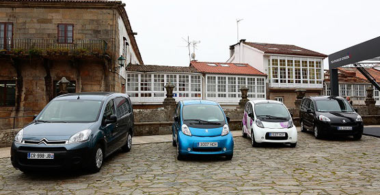 Peugeot y Citro&euml;n presentan sus veh&iacute;culos el&eacute;ctricos&nbsp;fabricados&nbsp;en Galicia, en la Plaza del Obradoiro de Santiago de Compostela