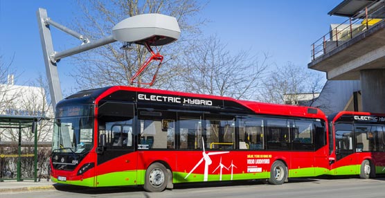 Un autobús híbrido, mientras se carga al final de línea. 