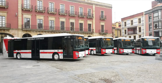 Los nuevos autobuses urbanos N 320 UB4X2 adquiridos por la ciudad de Gijón.