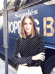 La bloguera Saray Martín, junto al Sagalés Shopping Bus.