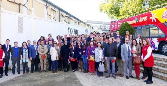 Presentación del acuerdo, con las Bodegas Tío Pepe a un lado y el bus turístico al otro.