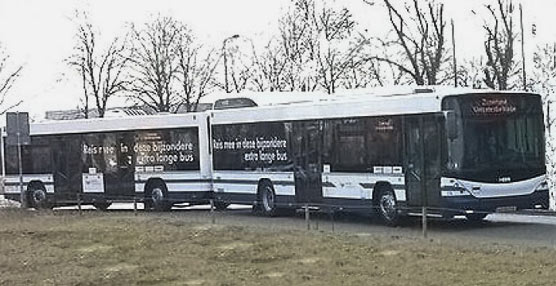 Un autobús con remolque de la compañía Hess Bus está a prueba en la parte oriental de los Países Bajos