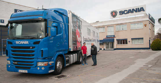 Pablo Ríos con el instructor de Scania