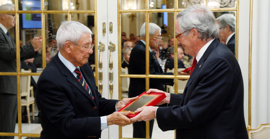 El alcalde de Barcelona, Xavier Trias, entregó al presidente del RACC, Sebastià Salvadó, una placa conmemorativa.