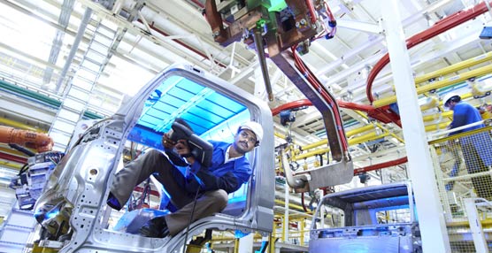 Un trabajador local en la planta de Daimler en la ciudad de Chennai (India).