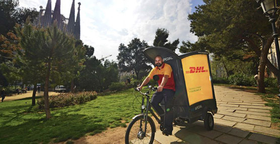 DHL ha incorporado triciclos de reparto ecológico en el centro histórico de Barcelona y Valencia
