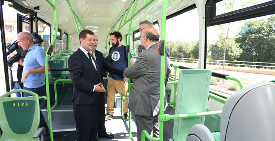 El alcalde de Toledo, Emiliano García-Page, presentó ayer los nuevos autobuses para la flota municipal. 