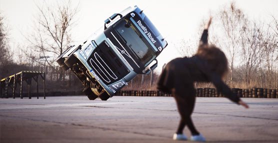 Nuevo golpe de efecto de Volvo Trucks en marketing: reality en la carretera con la cantante Mapei