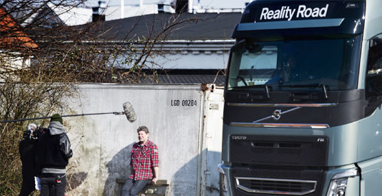 Atrevida maniobra de conducción a dos ruedas con un Volvo FH para el 'Reality Road' de Volvo