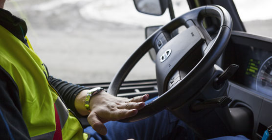 El volante regresa automáticamente a la posición de marcha recta, eliminando la necesidad de un esfuerzo añadido en la maniobra.