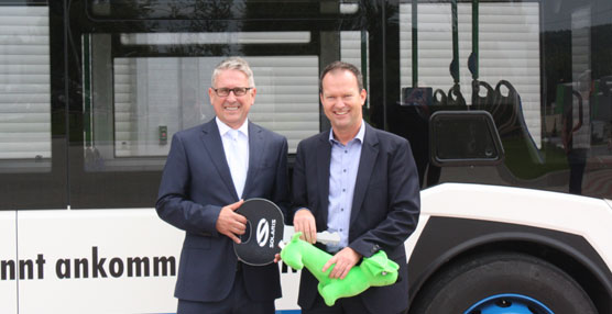Josef Ettenhuber jr, dueño de Josef Ettenhuber GmbH y Andreas Strecker, CEO de Solaris Bus & Coach. 