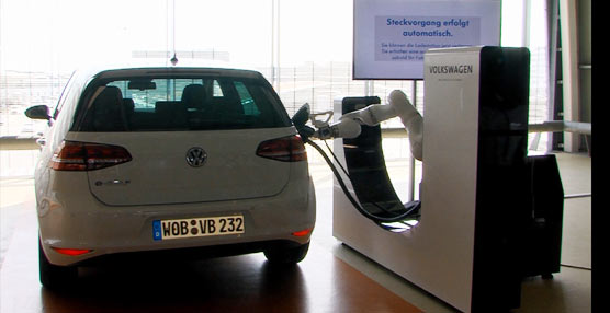 Volkswagen trabaja en carga eléctrica automatizada por corriente directa con la asistencia de un robot