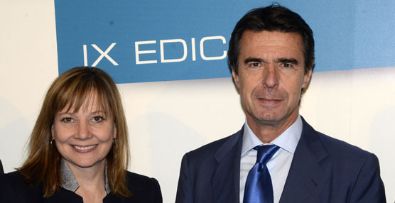 Mary Barra, consejera delegada de General Motors y el ministro de Industria, Energía y Turismo, José Manuel Soria.