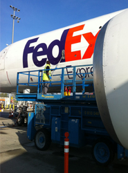 Una limpieza más ecológica para el fuselaje de 13 de los aviones de Fedex que creará puestos de trabajo