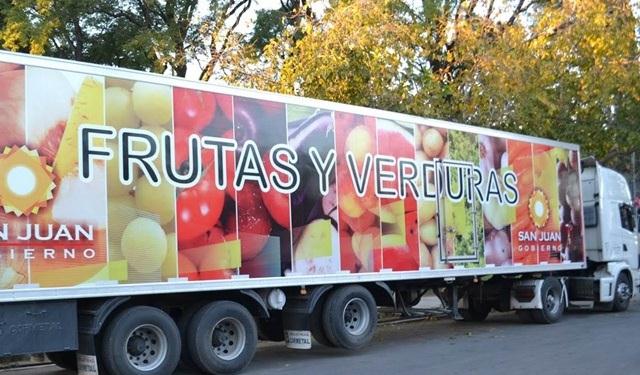 Un camión con remolque frigorífico para frutas y verduras.