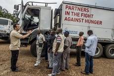 El fabricante mantiene una unidad de formación móvil y envía personal voluntario a África.