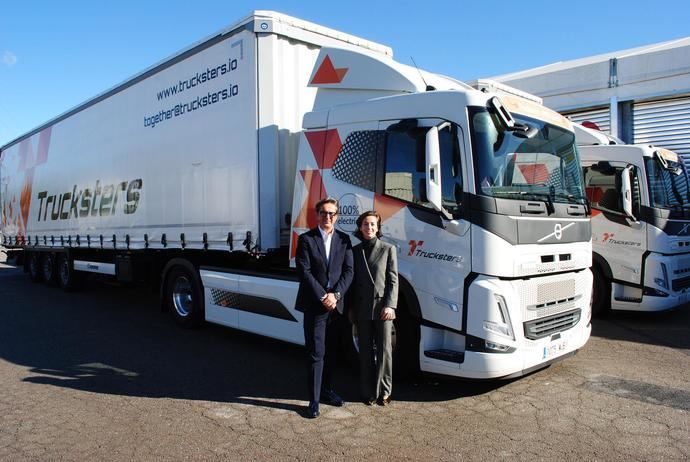 Giovanni Bruno y Marta Gómez-Navarro, junto a las dos tractoras eléctricas