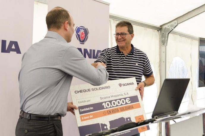 Scania dona 10.000 euros y más de 700kg de alimentos