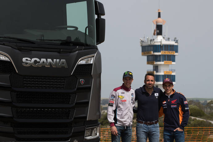 Los hermanos Márquez junto a Daniel González, responsable de Marketing y Comunicación de Scania Ibérica.