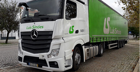 Lui&#769;s Simo&#771;es renueva su flota de la mano de Mercedes-Benz Actros