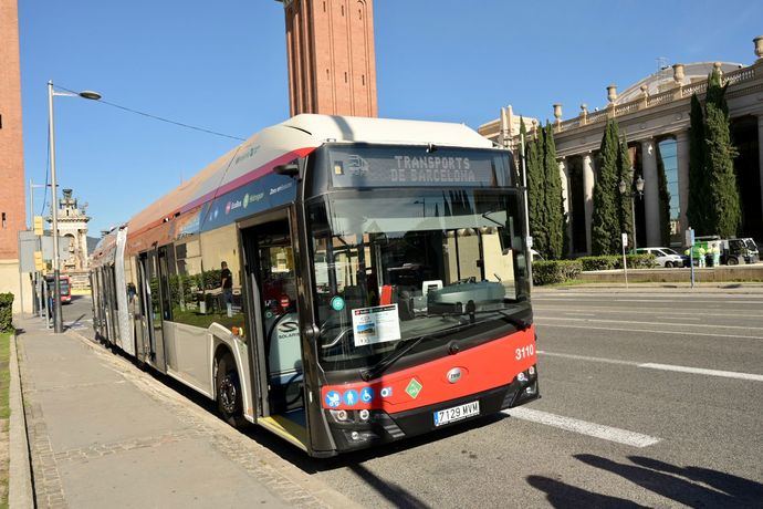TMB pone en servicio los dos primeros buses de hidrógeno articulados de España