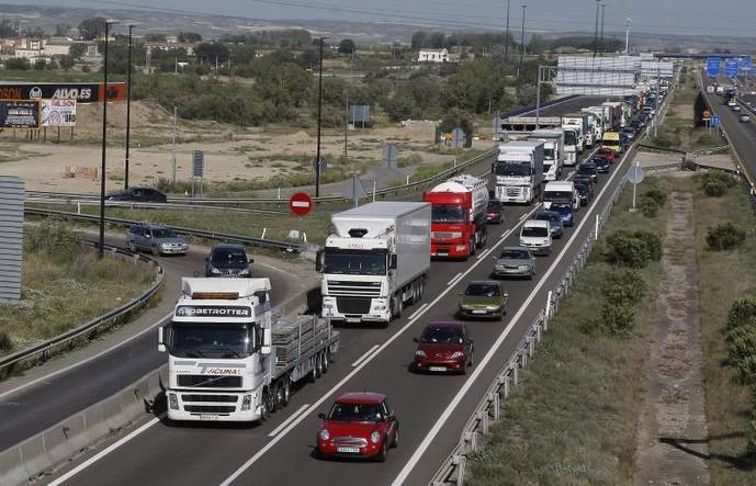 Camiones circulan por una carretera.