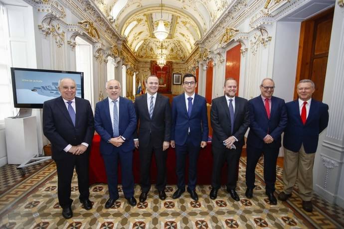 Representantes del gobierno autonómico de Canarias, el Cabildo grancanario y el Ayuntamiento de Las Palmas, tras el acuerdo firmado.