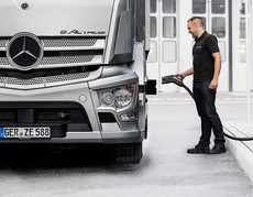 Daimler desarrolla un espacio de pruebas para recargar camiones
